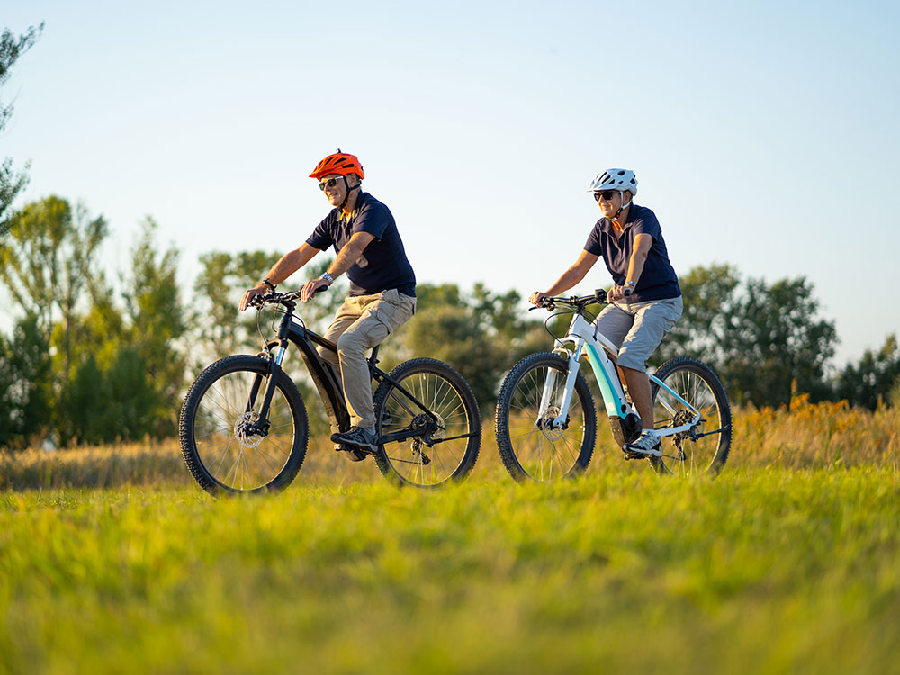 rej-biking-couple-1170037828 rej-biking-couple-1170037828